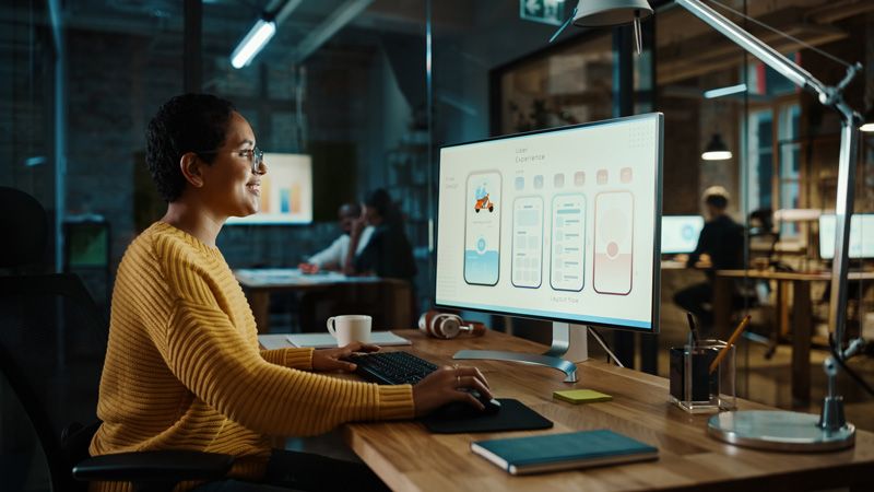 femme travaillant sur l’expérience utilisateur (UX)